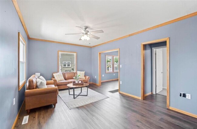 Building Photo - $1350 | 3 Bedroom 2 Bath | Fenced in backyard | Central A/C | Pet Friendly