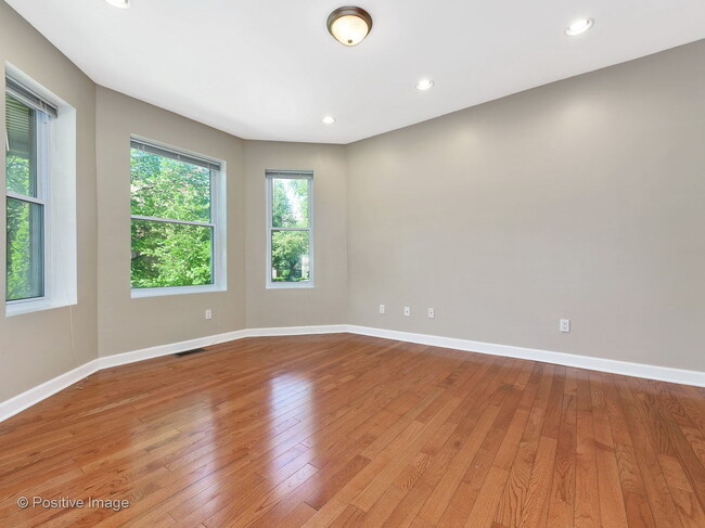 Building Photo - 2215 W Addison St