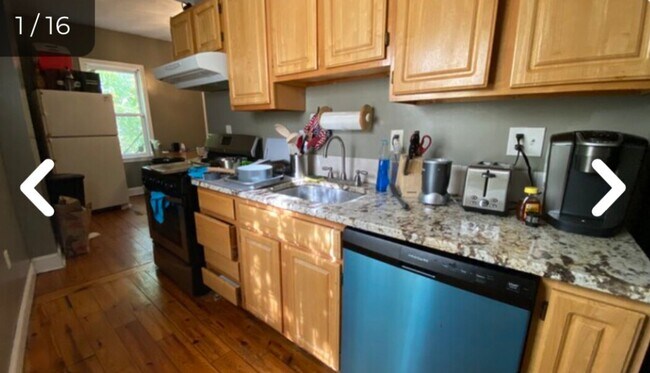 Building Photo - 9/1 Unique 6BR/4BA townhouse w/tons of space!