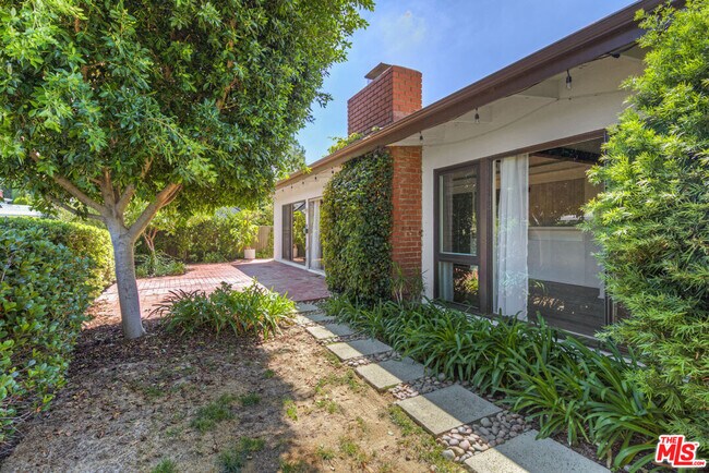 Building Photo - 3582 Verdugo Vista Terrace
