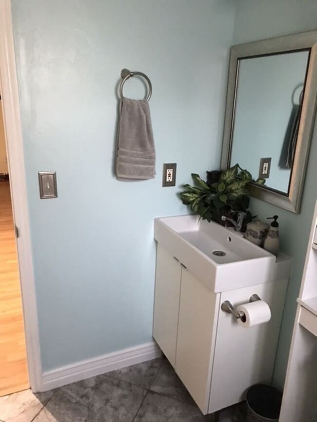 Building Photo - Pet Friendly Townhome in Provo