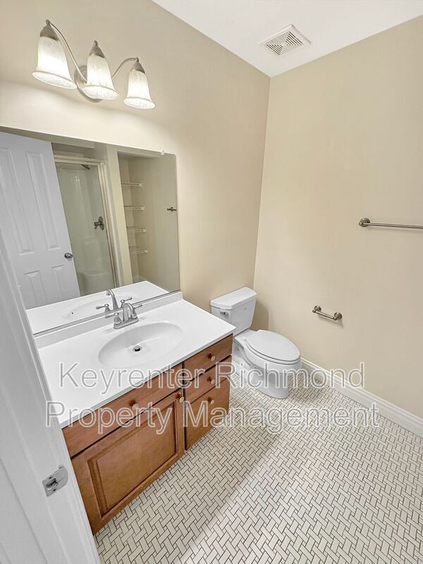 Building Photo - 708 Albemarle St