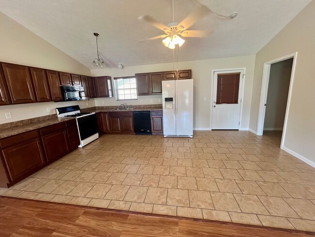 Building Photo - PET FRIENDLY!!!!