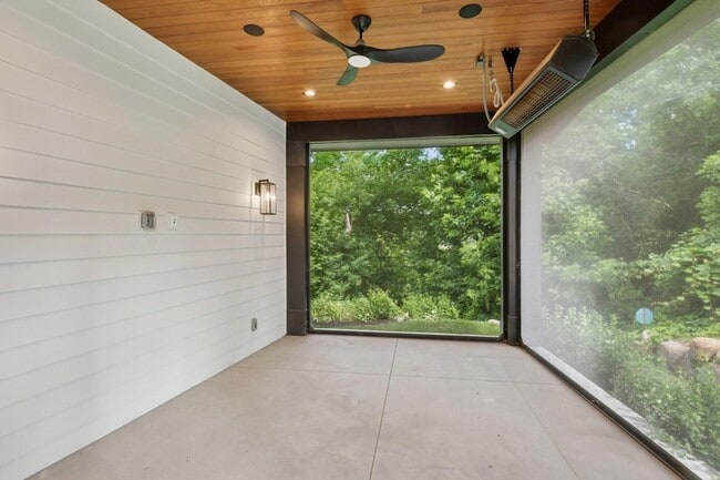 Building Photo - 1726 Kenwood Pkwy