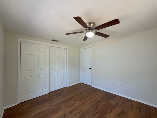 Building Photo - 15839 Villa Dr