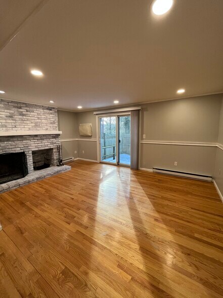 Building Photo - 848 Plain St