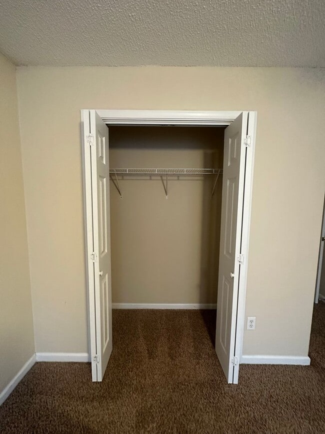 Building Photo - Dunwoody Subdivision - End Unit!  EXTRA PARKING!