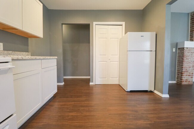 Building Photo - 353 S Zunis Ave