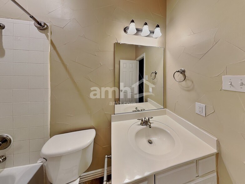 Building Photo - 1310 Golf Club Dr