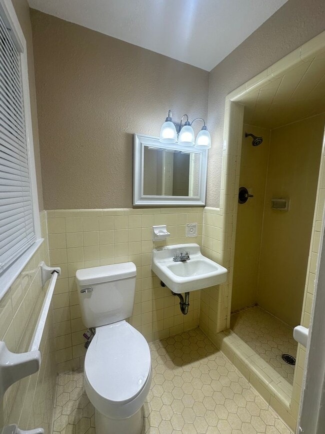 Building Photo - 4 Bed/2 Bath House