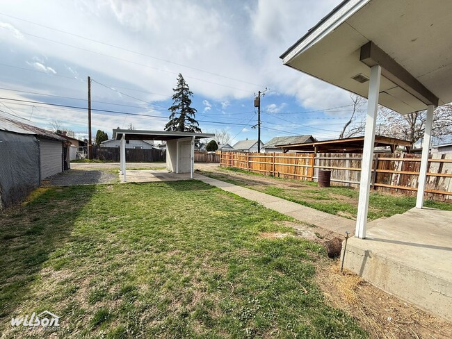 Building Photo - Price Drop! Updated 2 Bed /1 Bath Home with Spacious Yard!