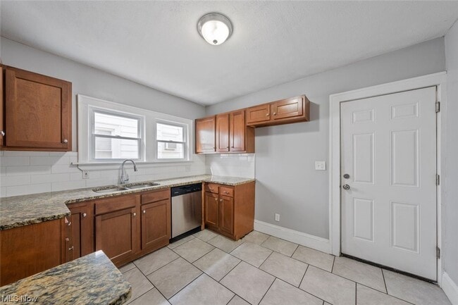 Building Photo - 3035 W 116th St