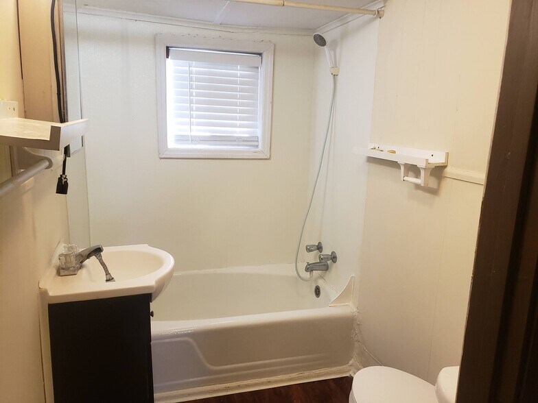 Building Photo - 31 Perry Ave