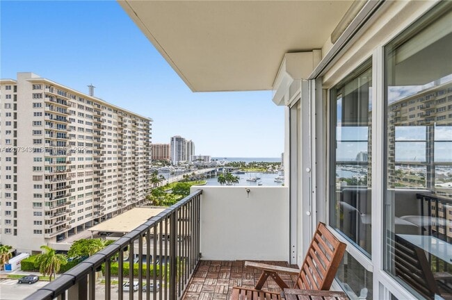 Building Photo - 340 Sunset Dr