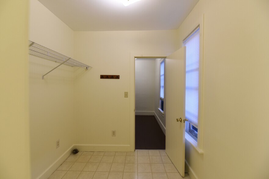 Closet - 821 6th St NW