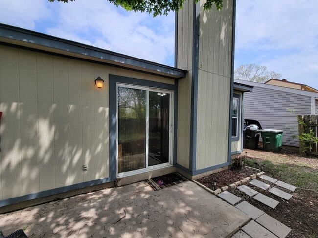 Building Photo - Gorgeous 2 beds 2 baths in San Antonio!