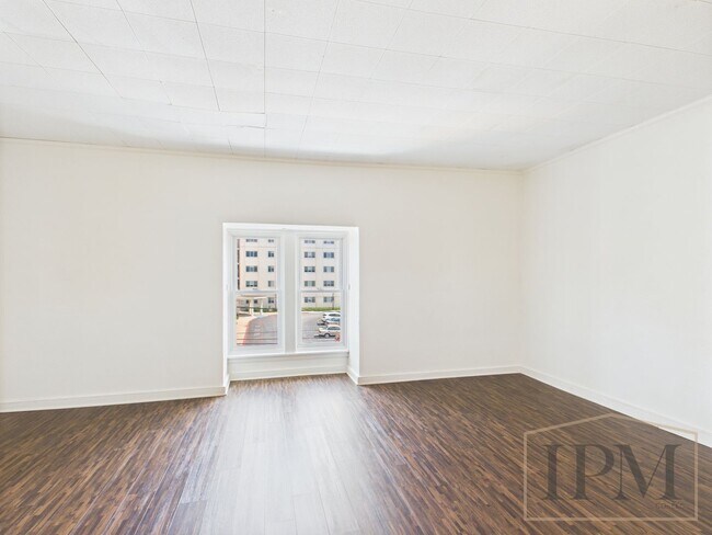 Building Photo - Available Now! Spacious 5 Bedroom Home Loc...