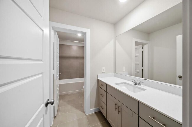 Building Photo - 18033 Martin Pines Dr