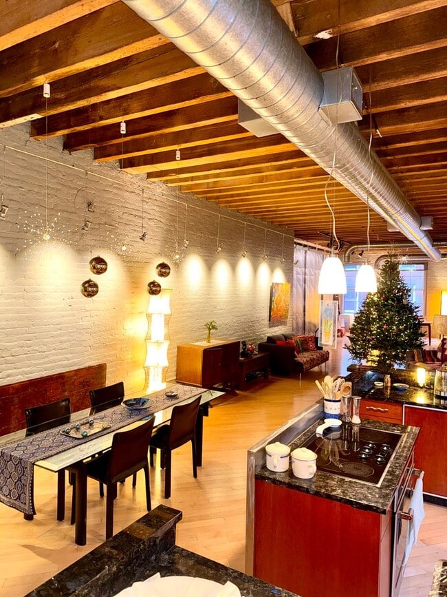 Building Photo - Beautifully 2-Bedroom Condo in Boston