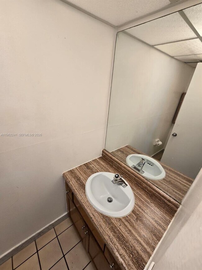 Building Photo - 3750 Inverrary Dr