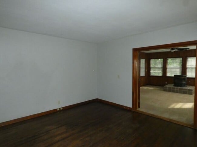 Building Photo - Riverside Home Ready to Lease-4701 N Green Hills Rd