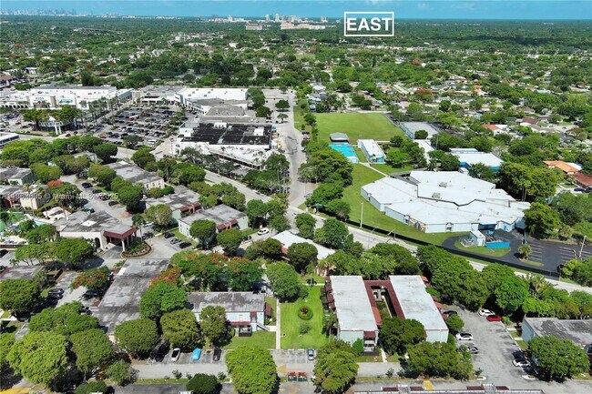Building Photo - 10834 N Kendall Dr