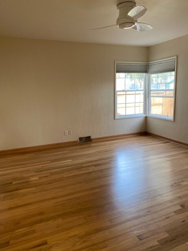 Building Photo - 2 Bedroom and 1 Bathroom Old Southwest Reno Home