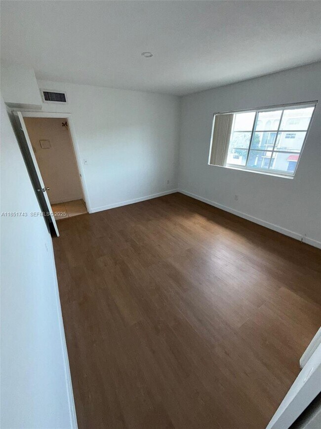 Building Photo - 13700 NE 6th Ave