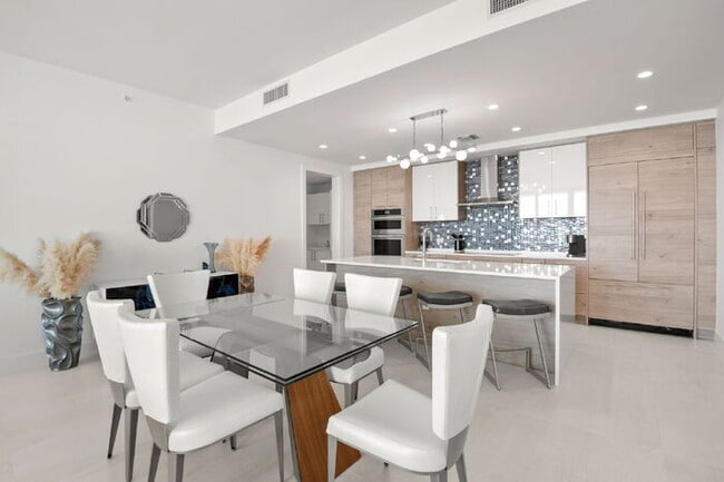 Building Photo - LUXURY Fully Furnished Condo in Saltaire For Rent!
