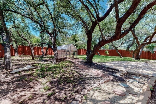 Building Photo - 360 Canterbury Dr