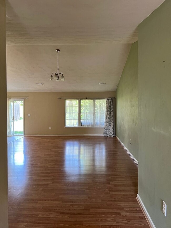 Building Photo - Charming 3-Bedroom Ranch in Quiet NE Roanoke Neighborhood