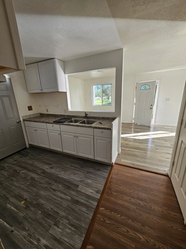 Building Photo - Palk like setting Lower Lake