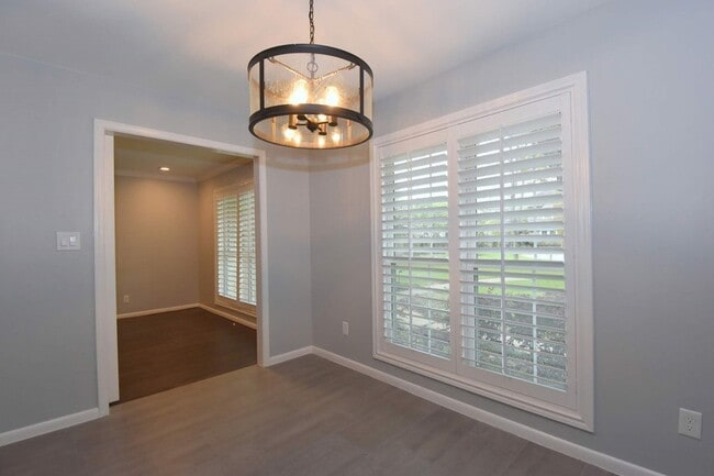 Building Photo - 10802 Meadow Lake Ln