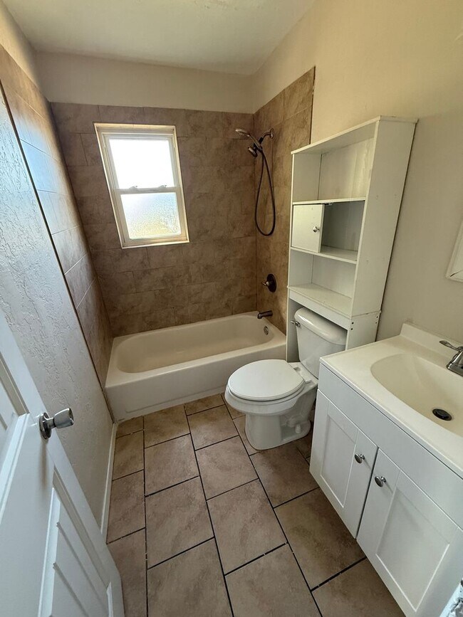 Building Photo - 2312 NW 46th- $200 OFF THE FIRST MONTH!