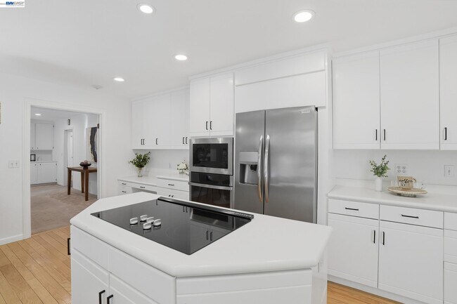 Building Photo - 2402 Royal Oaks Dr