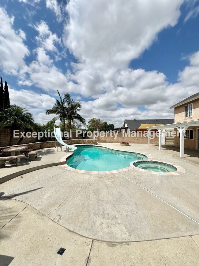 Building Photo - Ready to move in 4 bed 2 bath pool home!