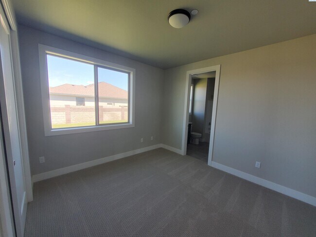 Building Photo - FOR RENT SOUTHCLIFFE