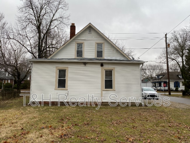 Building Photo - 102 N Muessing St