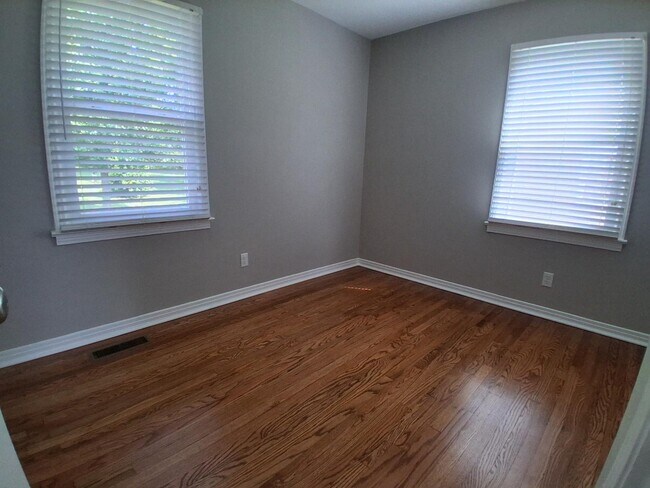 Building Photo - 1923 Woodmont Dr