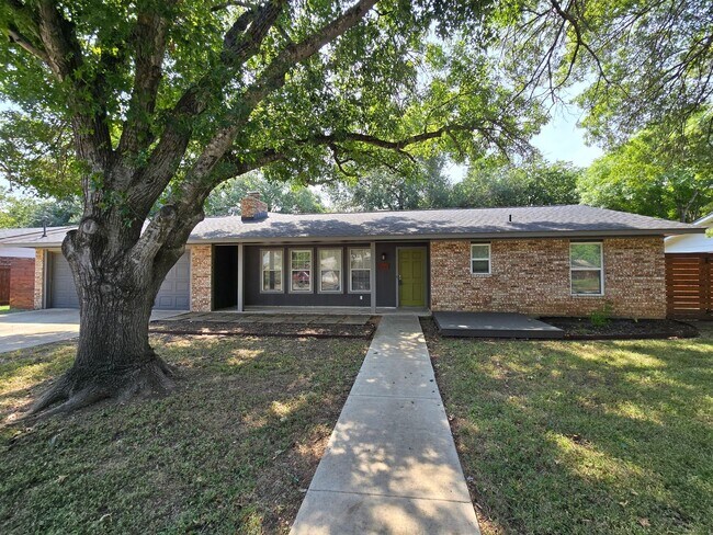Building Photo - 1.5 Miles to Gruene / Fridge, Washer & Dryer Included / 2 Living Areas / Tons of Space / No Carpe...