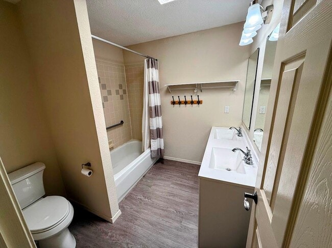 Building Photo - 2900 Vista del Rey Vis