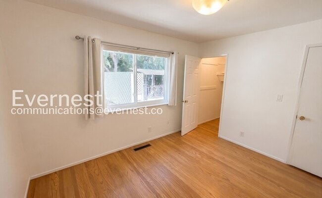 Building Photo - 4-Bed/2-Bath/Available Now!