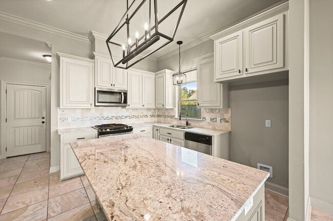 Building Photo - 16923 Bradford Ave