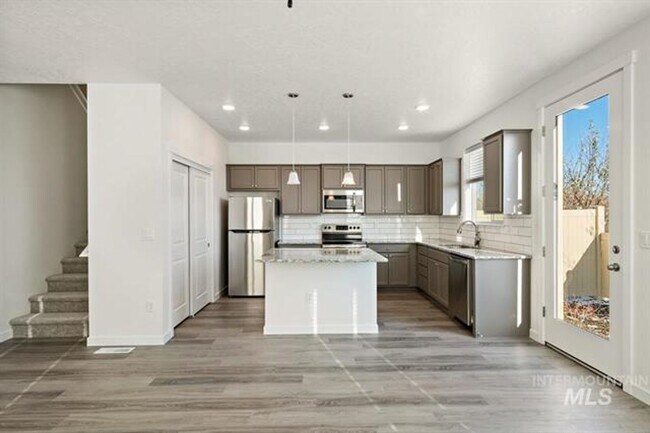 Building Photo - Adorable Townhome in South Meridian