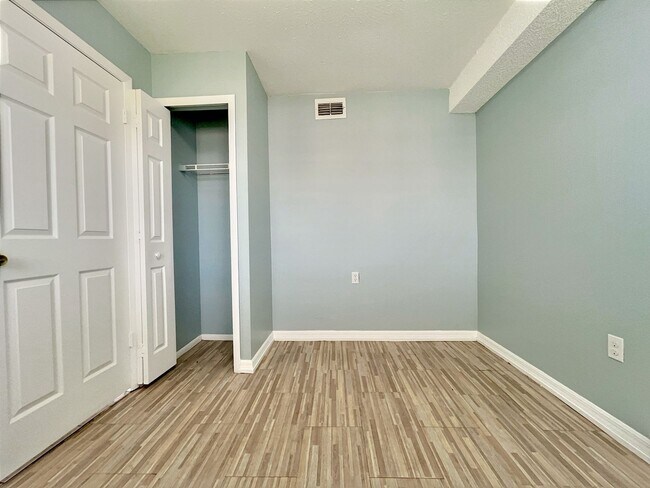 Building Photo - 865 Sky Lake Cir