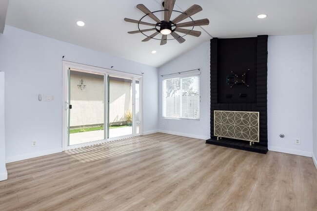 Building Photo - Charming Two Story Home!