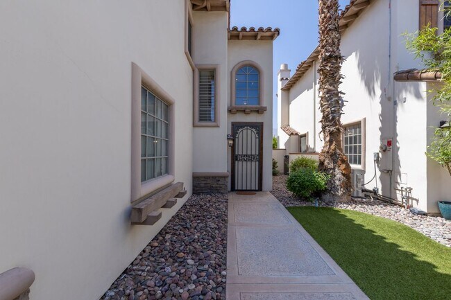 Building Photo - 546 N Indian Canyon Dr