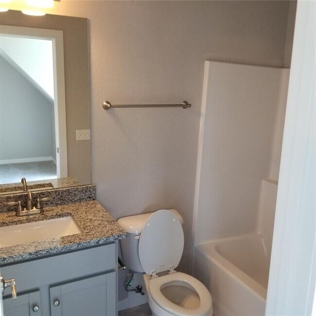 Building Photo - Nice 3 bedroom 3.5 bath near campus in Fayetteville