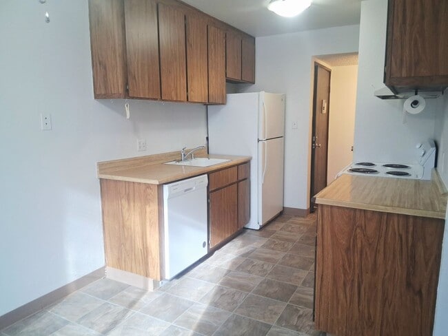 Building Photo - Downstairs Condo, Close to Downtown