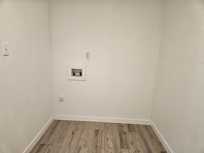 Building Photo - 1511 W Mesa Park Dr